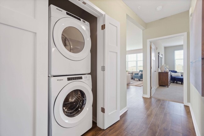 Seasons en Mount Pleasant Apartments en Mount Pleasant, Wisconsin. El lujo, estilo condominio, de apartamentos tipo estudio, de 1 habitación, 2 habitaciones, y apartamentos de 3 habitaciones, con garajes privados y entradas - Seasons at Mount Pleasant