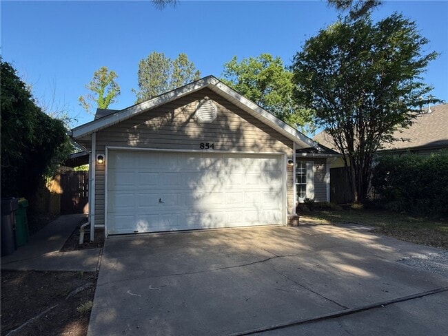 Photo - 854 Tamarack St