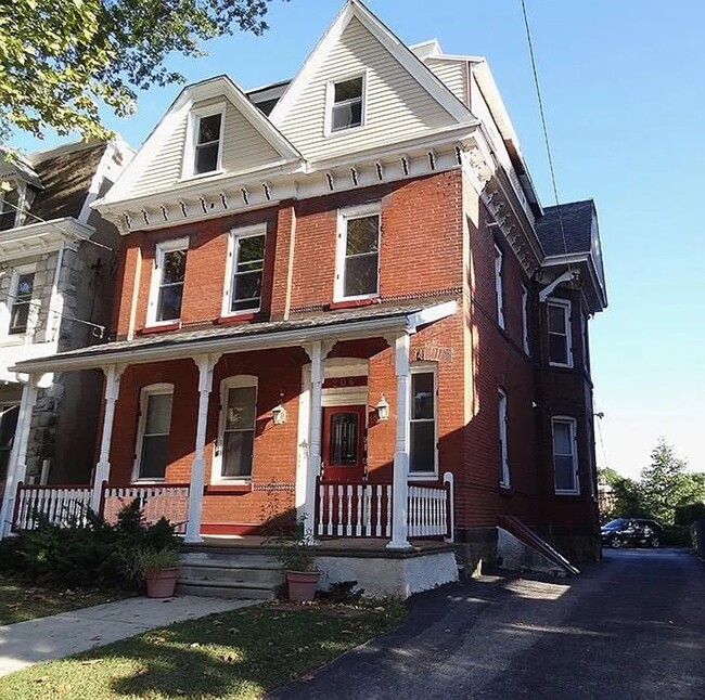 Building Photo - 204 Sumac St Unit 3