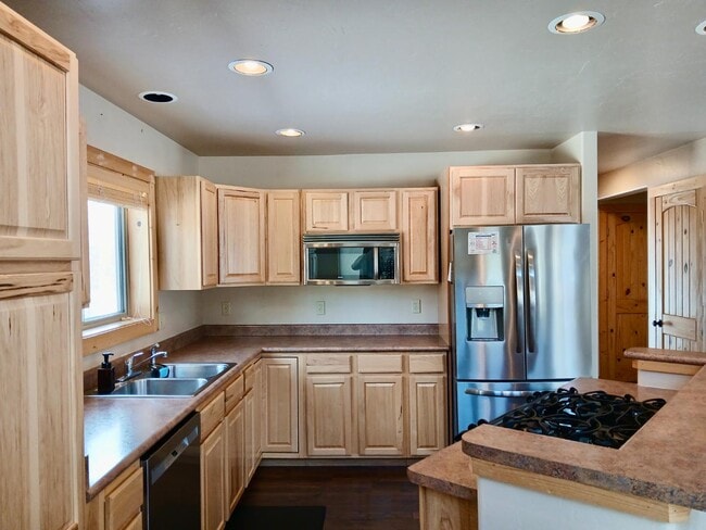 Building Photo - 884 Kinnikinnick Rd Rental