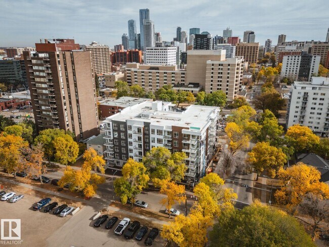 Photo - 10015-10113 113 St