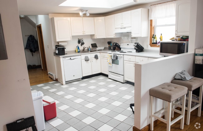 Building Photo - 80 Brooks St Unit 3 Rental