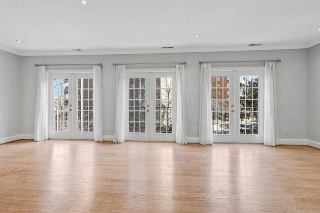 Building Photo - Amazing 2-level condo in American University Park! - Garage parking included!