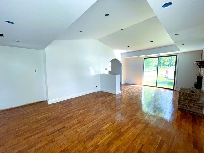 Photo - Cozy 3 bedroom home with country feel! Lar...