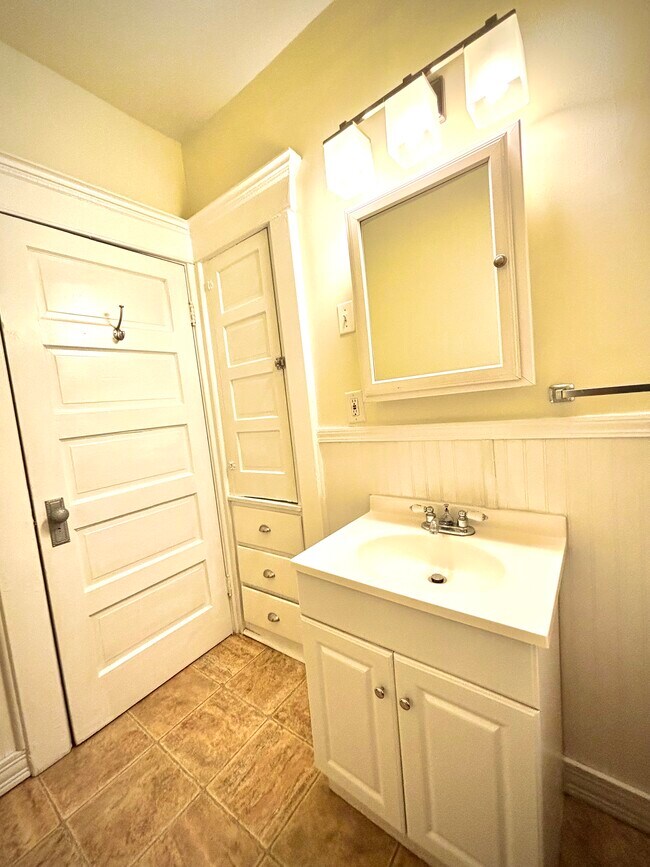 Bathroom - 220 Stevenson St Apartments Unit Lower Rear