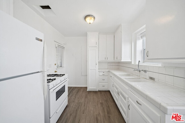 Photo - 1402 N Mansfield Ave Unidad 1402 1/2