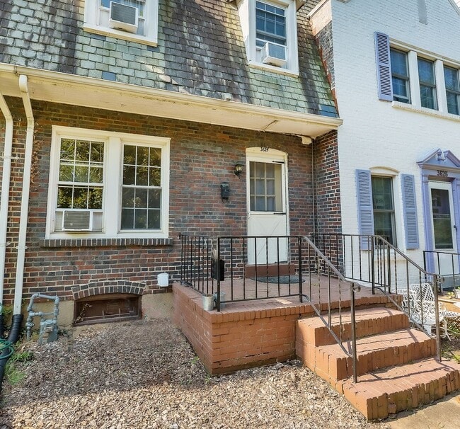 Building Photo - NW Rowhouse Near Georgetown University & Hospital Available Early August
