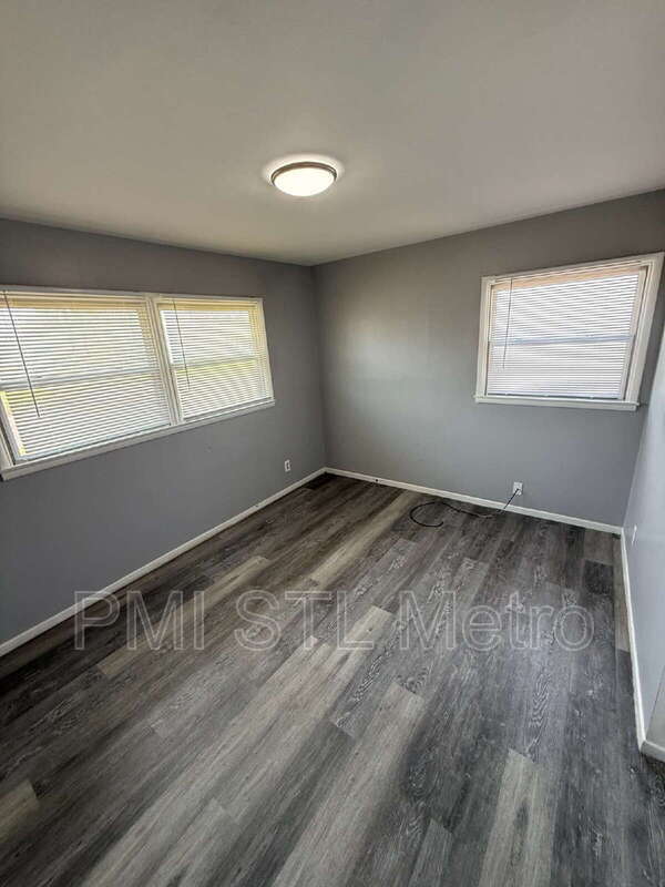 Photo - 323 Shepley Dr