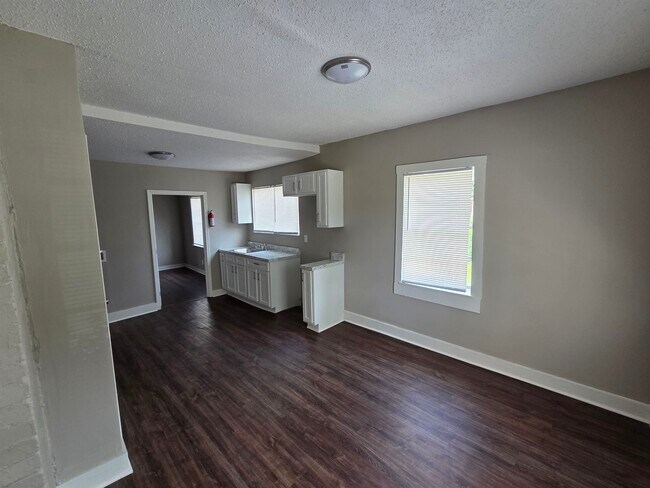 Photo - 1558 Tayner St