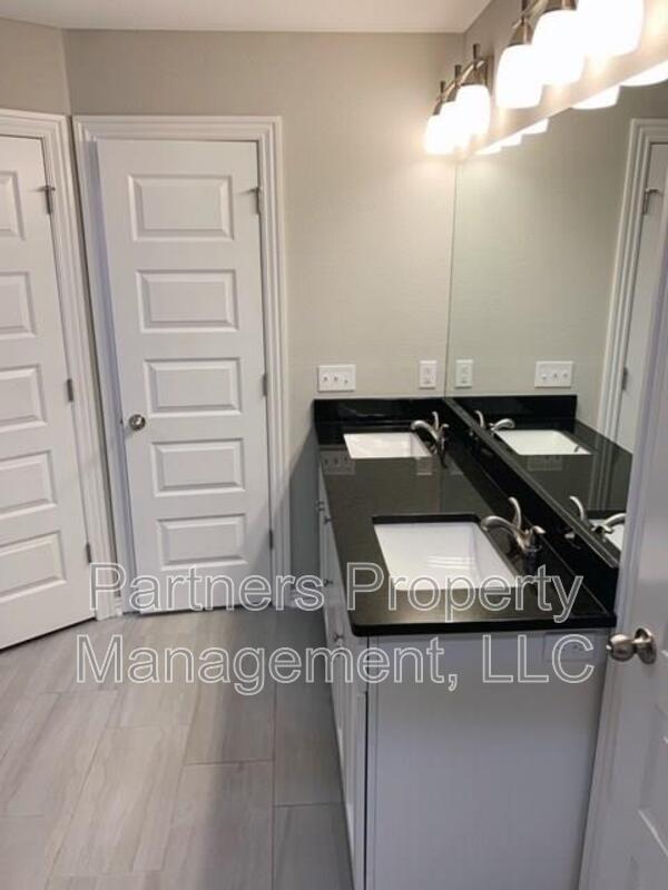 Photo - 1521 N Dawes St House