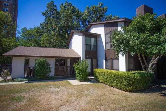 Photo - 2301 Mistletoe Dr