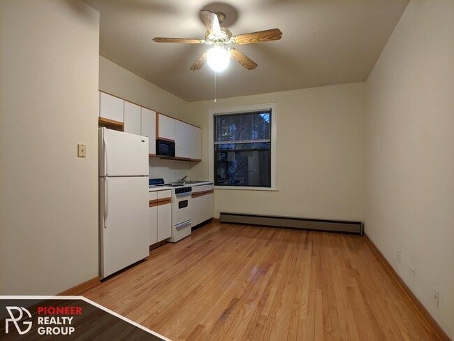 Building Photo - 633 W Barry Ave Unit 401