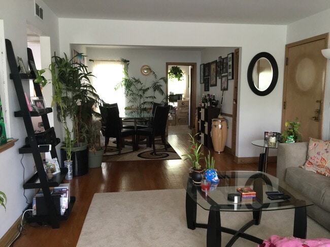 Family Room - 7922 W Center St Unidad 7922 W Center Street.  #2