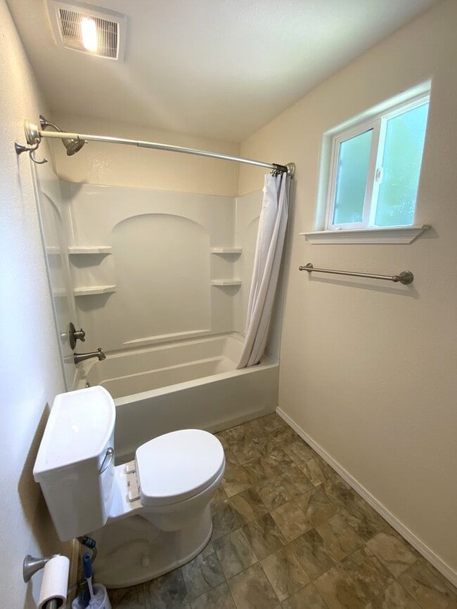 Photo - Studio Garage Apt in NW OKC YOUNGS ENGLEWOOD ADD Unit Garage Apartment