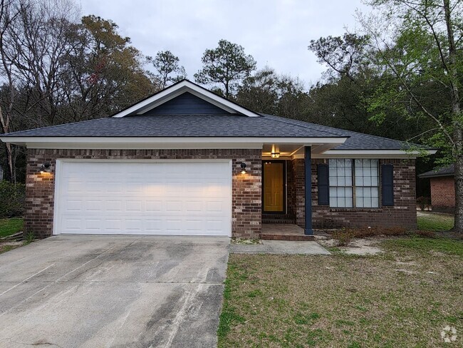 Building Photo - 3 Bedroom, 2 bath home with garage in the ...