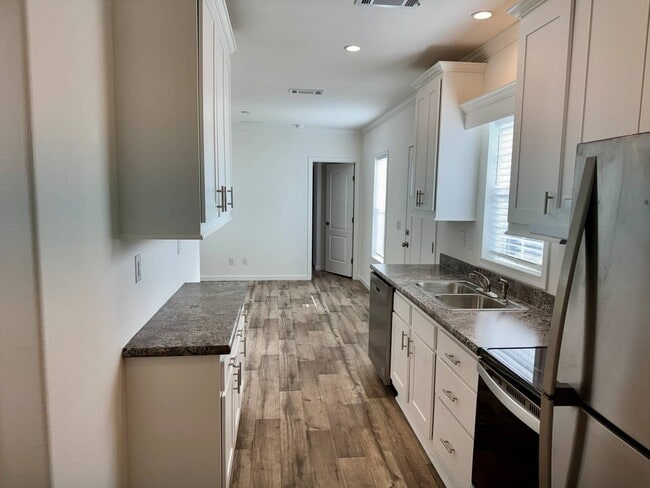 Photo - 887 E Colonial Cir