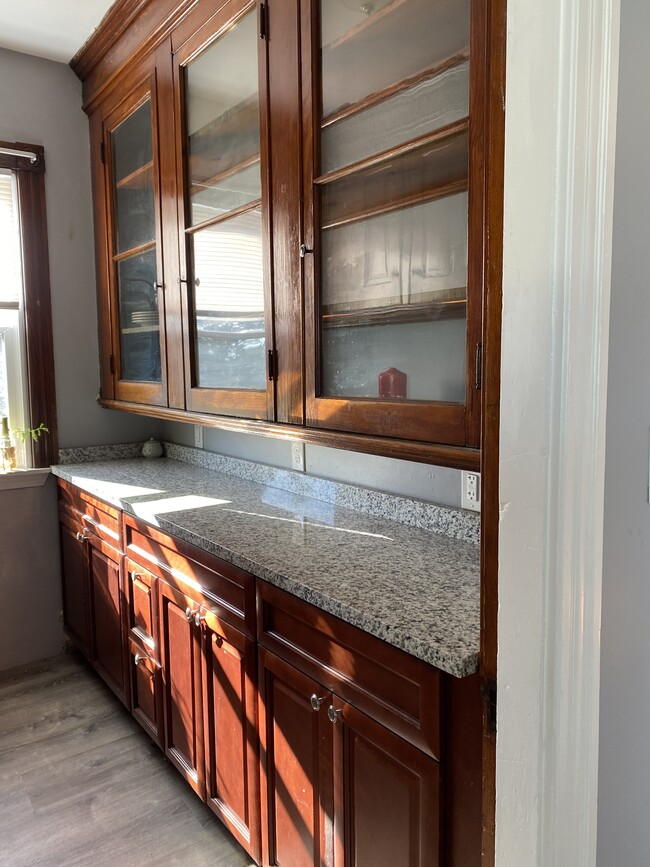 Building Photo - 294 Douglas Ave Unit 2