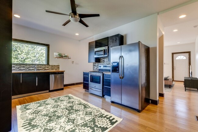 Photo - 200 St Thomas St