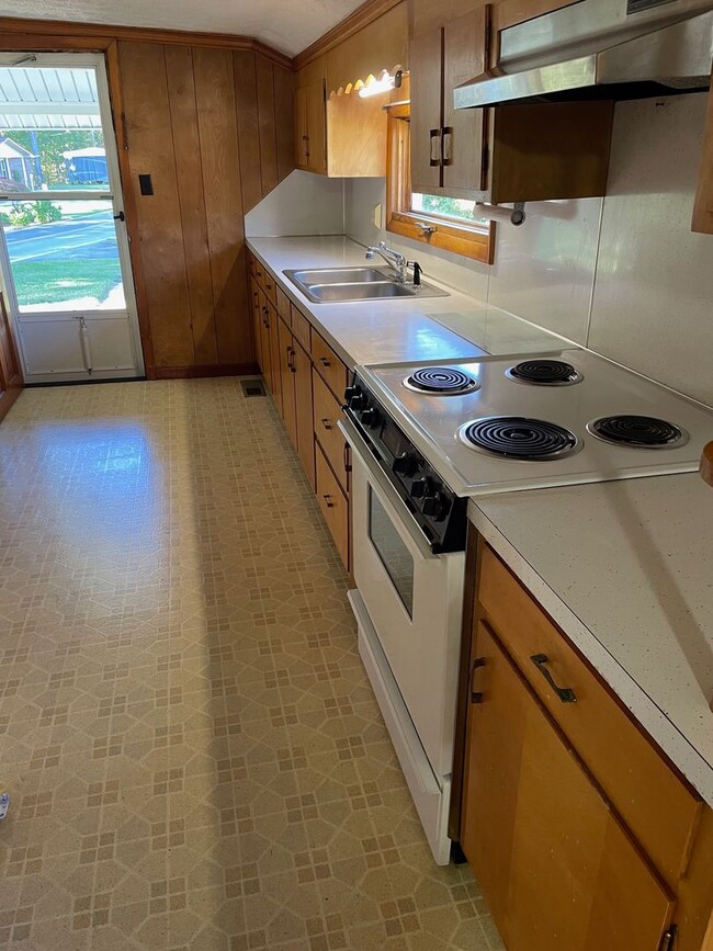 Photo - 2 Bedroom / 1 Bath  Kingsport, TN