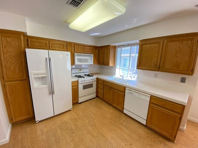 Photo - 3 Bed 2.5 Bath Townhouse W/ Attached Garage In Portside Village