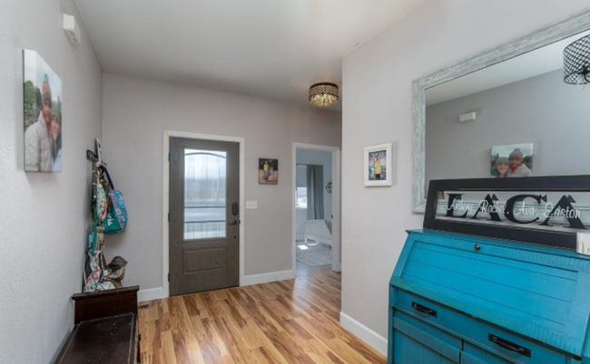 Photo - 404 Settler Dr