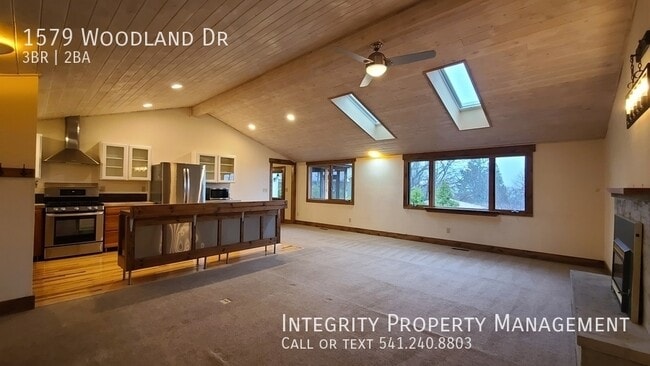 Photo - 1579 Woodland Dr