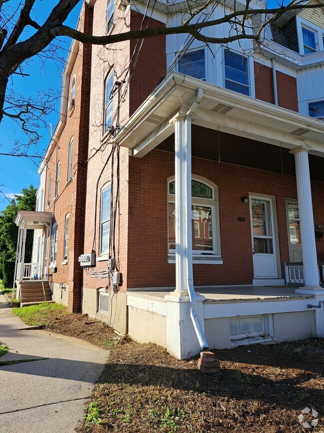 Building Photo - 147 W Washington St Unit Front Rental