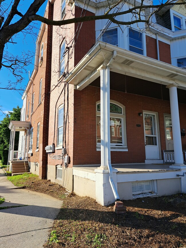 Photo - 147 W Washington St Apartments Unit Front