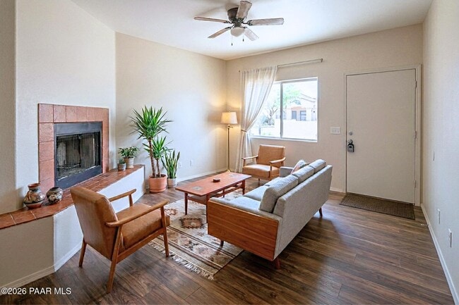 Photo - 354 W Delano St