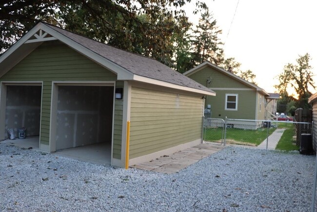Photo - 6021 N College Ave
