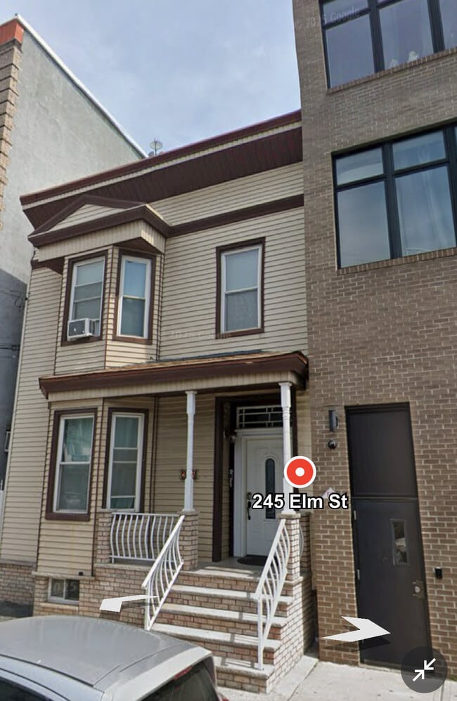 Building Photo - 245 Elm St Unit Apt 2