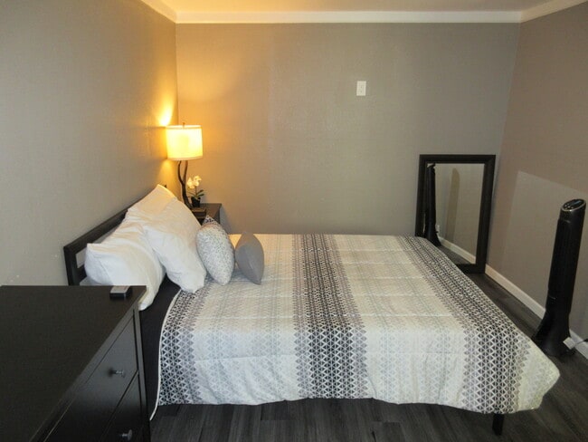 Photo - 611 Burwood Ln