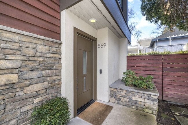 Photo - 13 Year "Young" 3 Bed, 3 Bath Contemporary Home- Steps to University Ave!