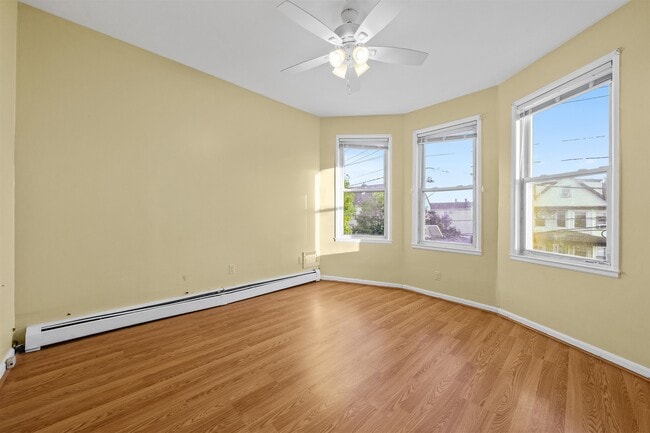 Building Photo - 143 W 3rd St Unit 2 Rental