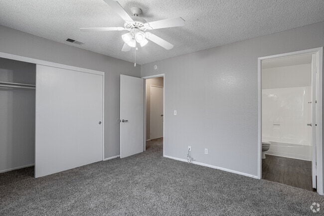 2BR, 2BA - 910 SF