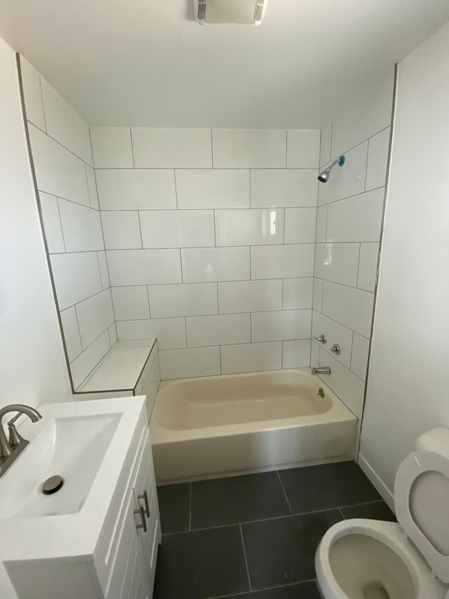 Photo - 1917 E 2nd St Unidad 4