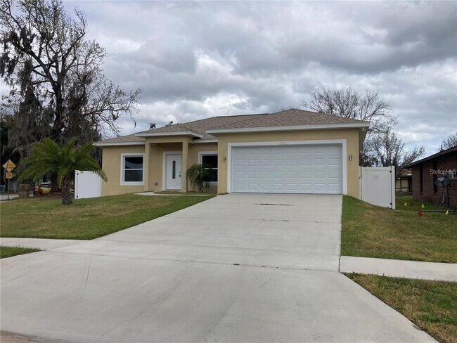 Photo - 925 Lora St