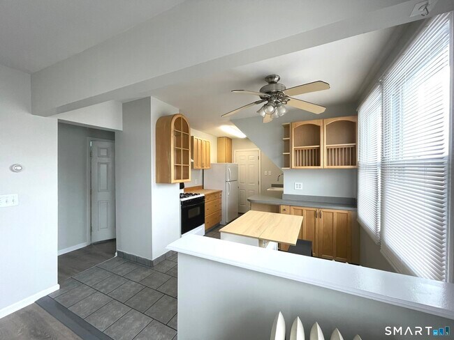 Building Photo - 108 Concord St Unit 3rd Floor