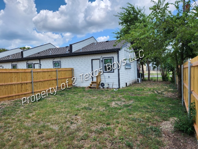 Building Photo - 101 N Pecan St Rental