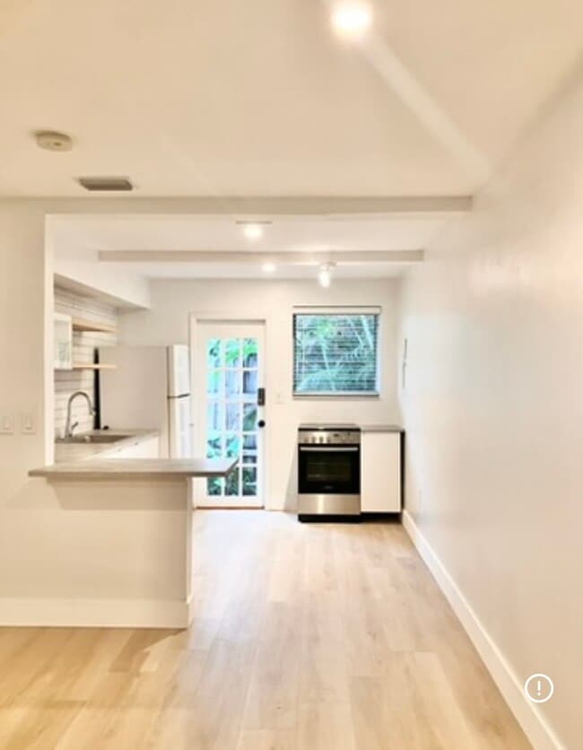 Building Photo - 2538 SW 11th St Unit #2
