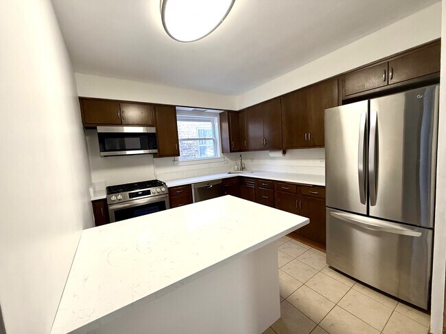 Kitchen - 4028 N Overhill Ave