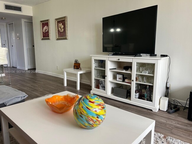 Photo - 2851 Somerset Dr Unit 307