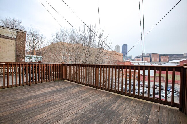 Building Photo - 413 E Carson St Rental