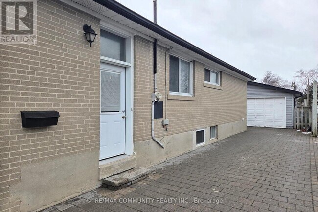 Photo - 315 Rossland Rd W