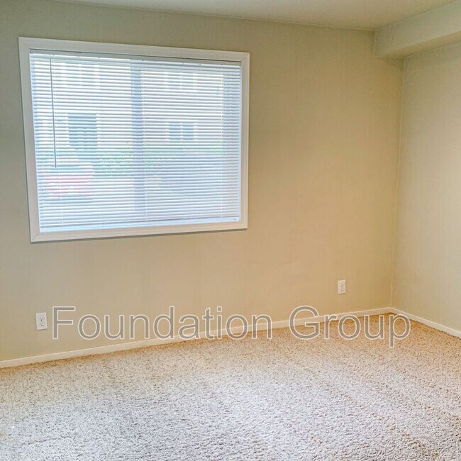 Photo - 938 N 100th St