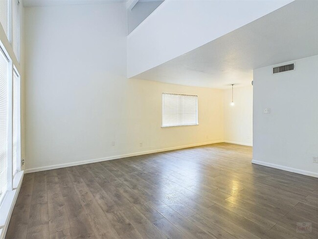 Building Photo - 2124 Burton Dr Unit 140