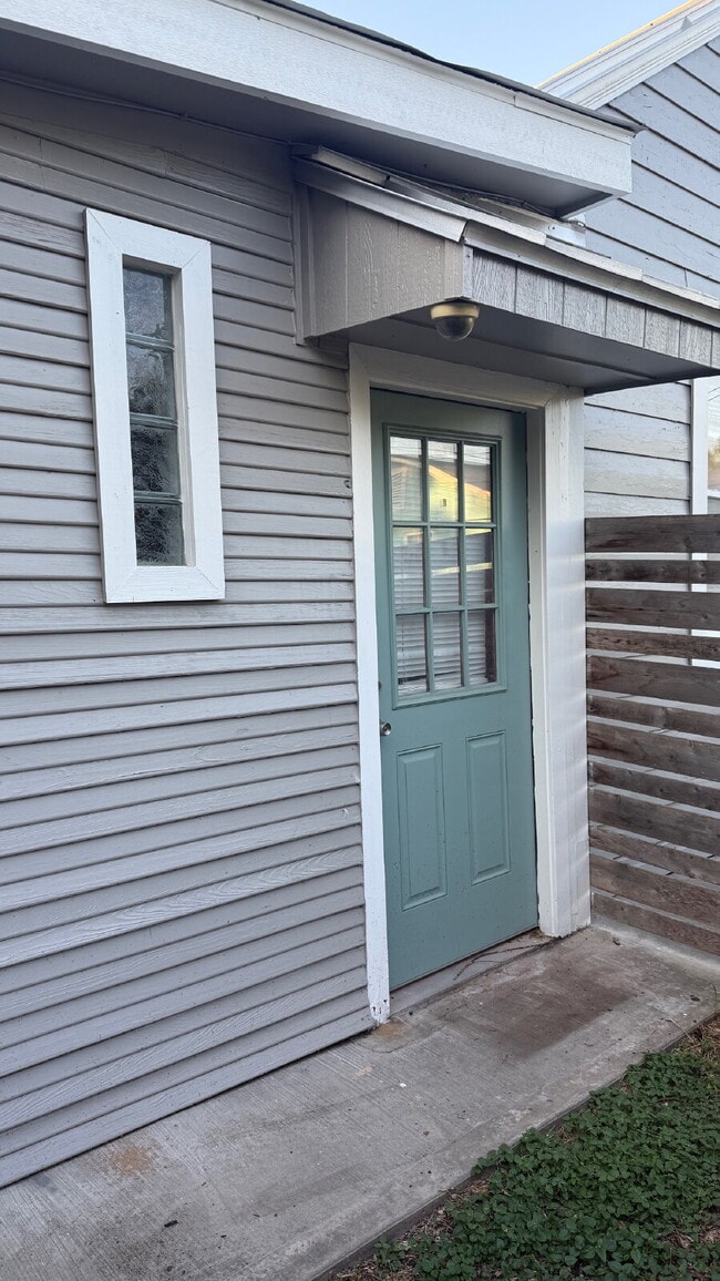 Building Photo - Cozy Studio for Rent — Prime Dignowity Location! Unit B