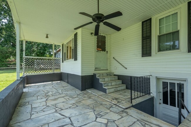 Photo - 3 bed and 1 bath house with fenced yard in Johnson City