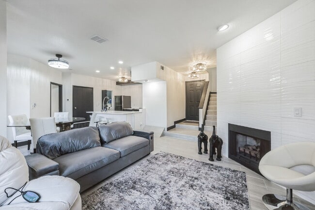 Beautiful Remodeled 2 Bedroom/2 Bathroom Condo is DTC!