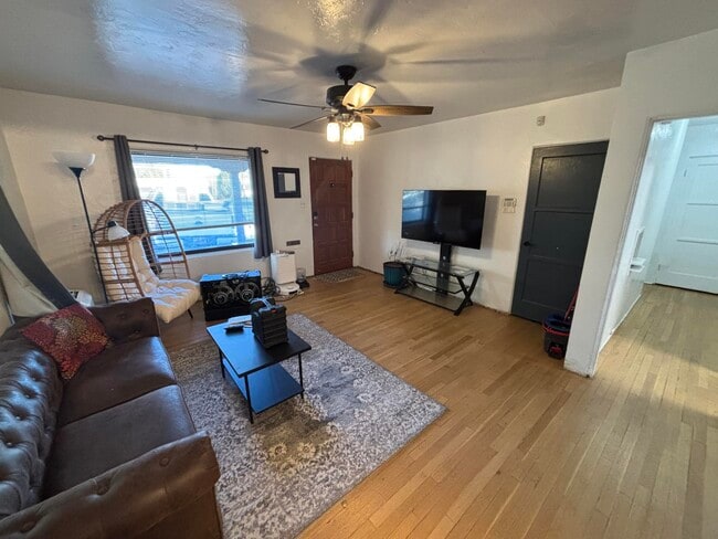 Photo - 825 Palomas Dr SE